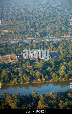 Fossato intorno a Angkor Wat, Sito Patrimonio Mondiale dell'UNESCO, Siem Reap, Cambogia - aerial Foto Stock