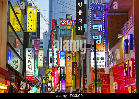 Negozio di illuminati segni delle strade dello shopping a Myeongdong a Seoul, Corea del Sud Foto Stock