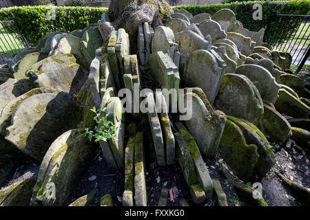 Moss-placcati di lapidi per circondare la struttura Hardy, St Pancras vecchia chiesa sagrato, Londra Inghilterra REGNO UNITO Foto Stock