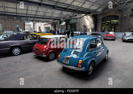 Auto d'epoca all'auto classica vendita di avvio, Lewis Cubitt Square, King's Cross, Londra Foto Stock