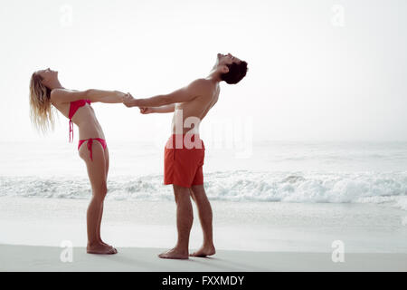 Coppia felice tenendo le mani Foto Stock