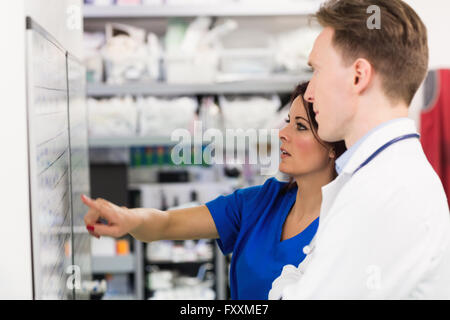 I veterinari di lettura scheda bianca Foto Stock