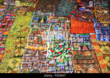 Tappeti decorativi al mercato di Santiago de Atitlan su Guatemala Foto Stock