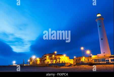 La notte a Punta Secca Beach con il faro e la torre di avvistamento,Torre Scalambri a Santa Croce Camerina, Sicilia, Italia Foto Stock