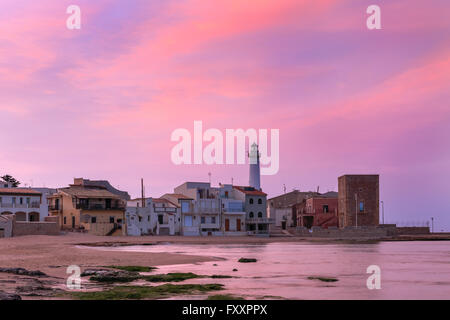 Sunrise a Punta Secca Beach con il faro e la torre di avvistamento,Torre Scalambri a Santa Croce Camerina, Sicilia, Italia Foto Stock