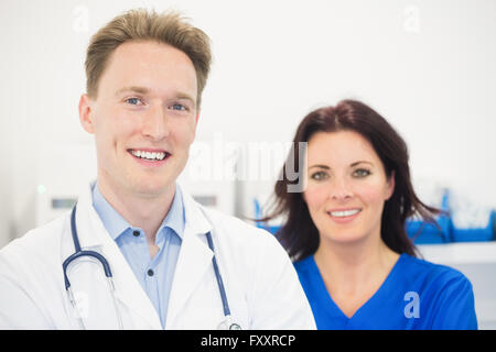 Ritratto di felice veterinari Foto Stock