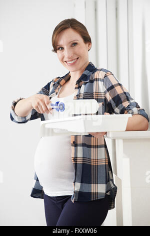 Ritratto Di Donna Incinta vivaio di decorazione Foto Stock
