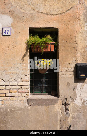 Vecchia finestra di visualizzazione a Bracciano in Italia Foto Stock