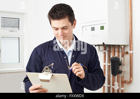 Idraulico maschio lavorando sul centro di caldaia di riscaldamento Foto Stock