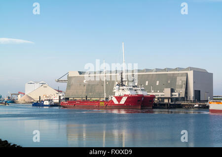 Le navi in porto industriale di Harlingen, Friesland, Paesi Bassi Foto Stock