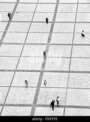 La gente che camminava sul Sofiyivsky square a Kiev in Ucraina. sfocatura del movimento Foto Stock