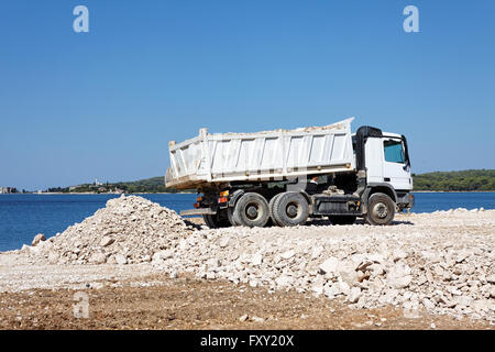 Ribaltabile carrello scarico rocce frantumate Foto Stock