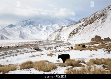 Vista invernale di Mustagh Ata in Montagna Lago Karakul nel Pamir Mountains, Kizilsu Kirghiz prefettura autonoma, Xinjiang, Cina Foto Stock