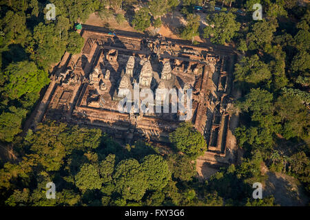 East Mebon rovine del tempio (risalente al 953), Angkor Sito Patrimonio Mondiale, Siem Reap, Cambogia - aerial Foto Stock