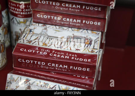 Un dono di Clotted Cream Fudge da Leek in Staffordshire Foto Stock