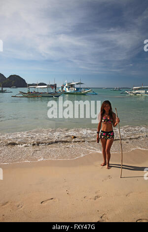 Giovane donna in bikini & BARCHE EL NIDO PALAWAN FILIPPINE il 25 aprile 2015 Foto Stock