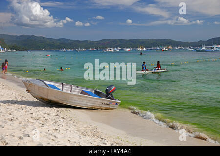 Piccola barca & Canoe sulla spiaggia Bianca di Boracay filippine il 28 aprile 2015 Foto Stock