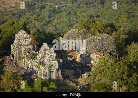 Phnom Bok rovine di templi, Phnom Bok hill, Angkor Sito Patrimonio Mondiale, vicino a Siem Reap, Cambogia - aerial Foto Stock