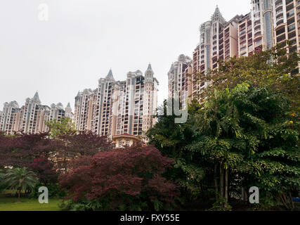 Alto edificio di condomini in un lusso elegante quartiere residenziale in Hu Jing Lu, Chancheng Qu, Huanhu giardino, Foshan City, Guangdo Foto Stock