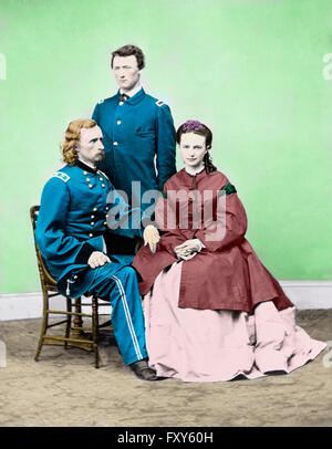 George Armstrong Custer, in uniforme, seduto con sua moglie Elisabetta "Libbie' Bacon Custer, e suo fratello Thomas W. Custer, in piedi. Fotografato il 3 gennaio 1865. Colorato da Niday libreria di immagini Foto Stock