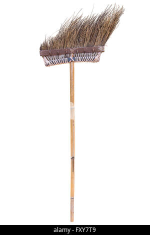Vecchio stile scopa marrone che ha reso dal secco levetta di noce di cocco e bastone di bambù isolati su sfondo bianco Foto Stock
