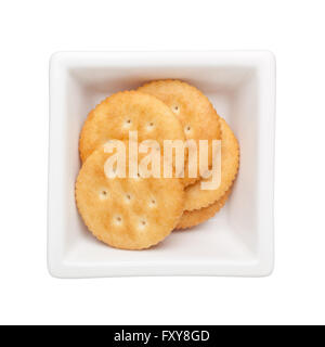 Round crackers in un recipiente quadrato isolato su sfondo bianco Foto Stock