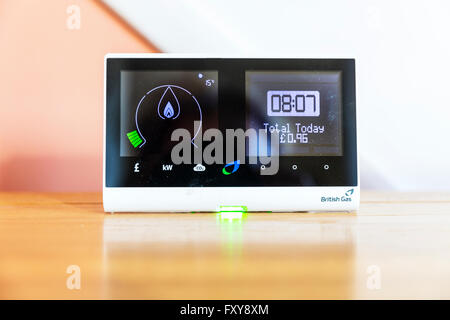 British Gas smart meter mostra il consumo di elettricità e del gas utilizzati in uso domestico British gas dosaggio di uso di energia Foto Stock