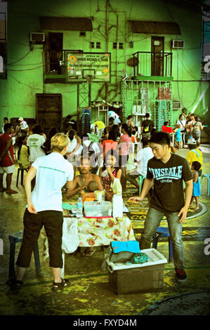 La Ong medici tedeschi al lavoro in Barangay Sports Arena, Cebu, Filippine. Foto Stock