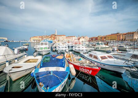 Vista panoramica sulla città vecchia di Rovigno dal porto. Istria, Croazia. Foto Stock