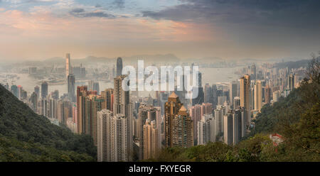 Vista su Hong Kong dal Victoria Peak, lo skyline del centro si trova al di sotto del picco al crepuscolo, il Victoria Peak di Hong Kong, Cina Foto Stock