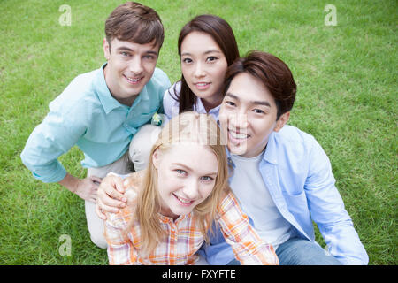 Elevato angolo di studenti nazionali e internazionali gli studenti di college insieme al di fuori del campus Foto Stock