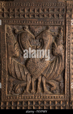 Sri Lanka, Kandy, Embekke Devale, digge pavilion, intrecciano pavoni carving sul montante in legno Foto Stock