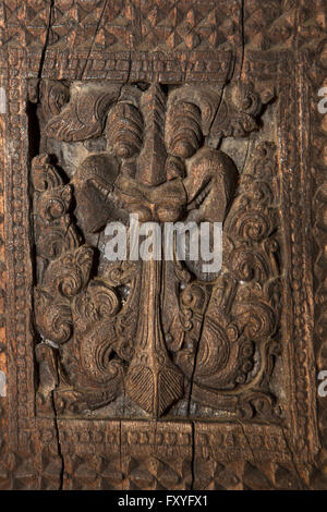 Sri Lanka, Kandy, Embekke Devale, digge pavilion, scolpiti demoniaco faccia sul montante in legno Foto Stock