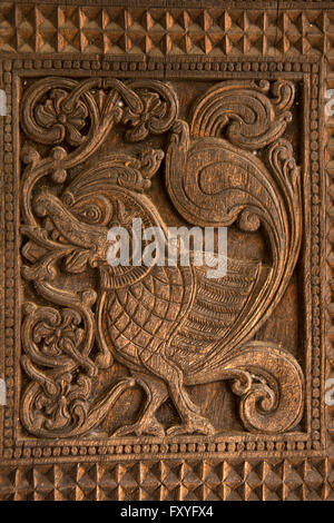 Sri Lanka, Kandy, Embekke Devale, digge pavilion, mitologici, uccello sul montante in legno Foto Stock