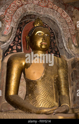 Sri Lanka, Kandy, Pilimathalawa, Gadladeniya tempio antico golden Buddha figura in Dhyana mudra meditazione pongono Foto Stock