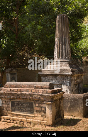 Sri Lanka, Kandy, storico cimitero Garrison, obelisco tomba di amministratore Sir John D'Oyly Foto Stock