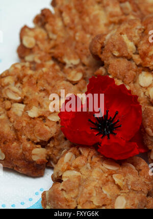 In casa australiano Anzac biscotti con poppie rosso Foto Stock