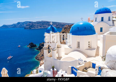 Famosa cupola blu chiese a Oia a Santorini Island, Grecia Foto Stock