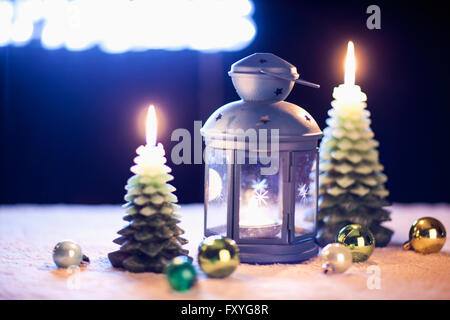 Addobbi natale con lo sfondo del segno al neon dicendo Buon Natale Foto Stock