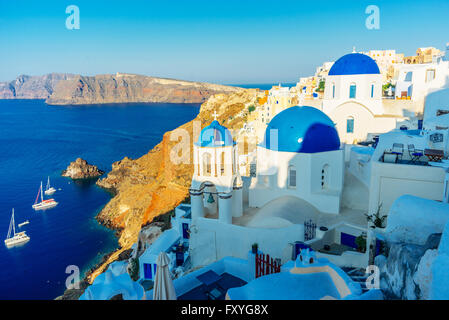 Cupola blu chiese a Oia al mattino, Santorini, Grecia Foto Stock