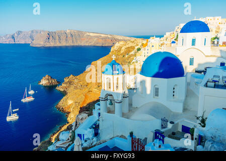 Cupola blu chiese a Oia al mattino, Santorini, Grecia Foto Stock