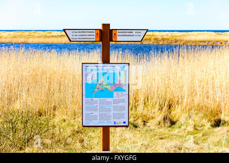 Falsterbo, Svezia - 11 Aprile 2016: all'aperto segno di informazioni e indicazioni circa la Skaneleden sentiero escursionistico con il Mar Baltico se Foto Stock
