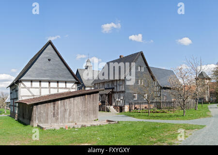 Metà case con travi di legno gruppo con chiesa in open air museum Hessenpark, Neu Anspach, Germania Foto Stock