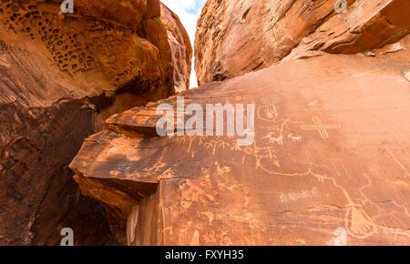 Petroglifi indiani degli Anasazi, Atlatl rock, la Valle del Fuoco del parco statale, Nevada, STATI UNITI D'AMERICA Foto Stock