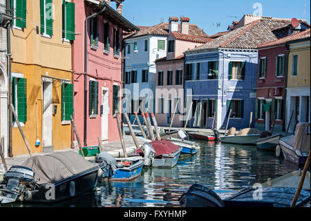 Case colorate lungo un canale, Burano, Venezia, Veneto, Italia Foto Stock