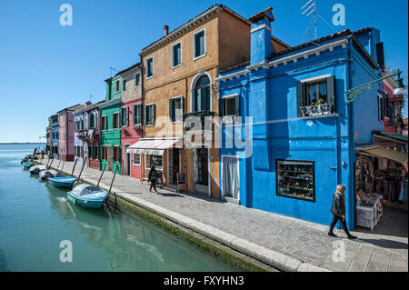 Case colorate lungo un canale, Burano, Venezia, Veneto, Italia Foto Stock