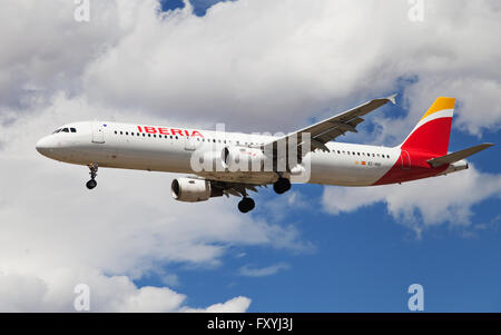 Iberia Airbus A321 avvicinamento all Aeroporto El Prat di Barcellona, Spagna. Foto Stock