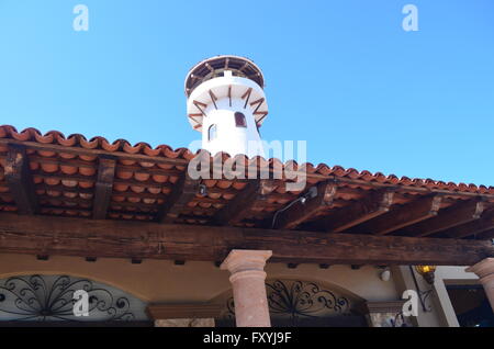 Struttura del faro al di sopra di negozi a Marina Cabo San Lucas Messico Foto Stock