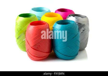 Set di carta colorati nastri su sfondo bianco Foto Stock