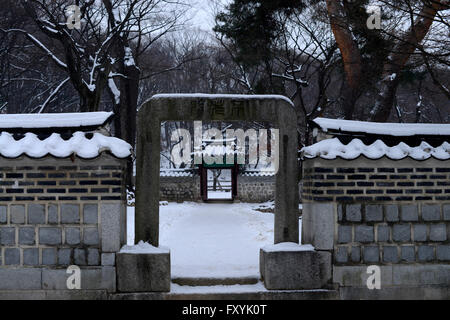 Scenario del Palazzo di Changdeokgung coperte di neve in Corea Foto Stock